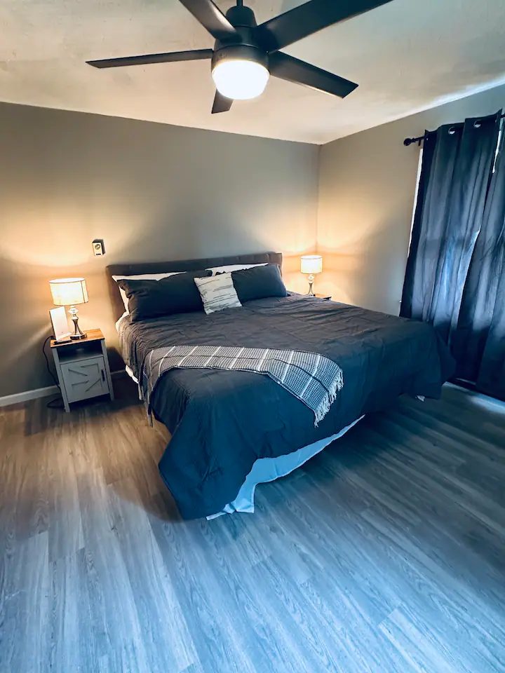 King bedroom with ceiling fan